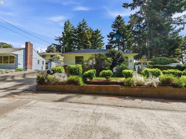 House for sale in North Bend, Coos County