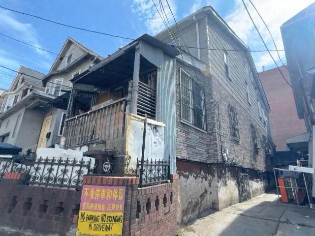 Townhouse for sale in Queens, Arverne