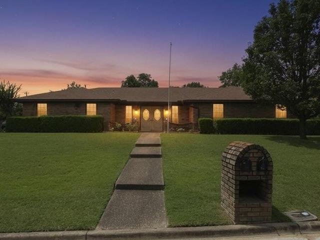 House for sale in Hewitt, Texas