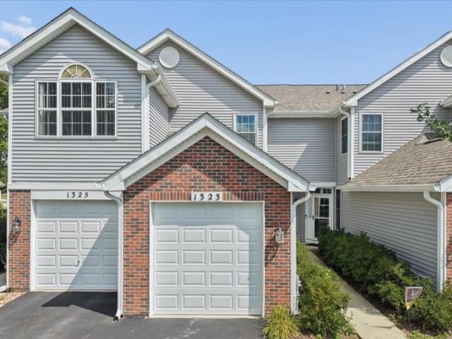 Townhouse for sale in Elgin, Illinois
