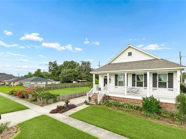 House for sale in Saint Claude Heights, Arabi