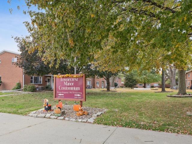 Condo for sale in Overlook, Moline