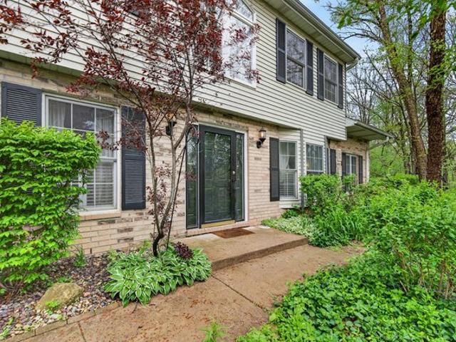 Townhouse for sale in Streamwood, Illinois