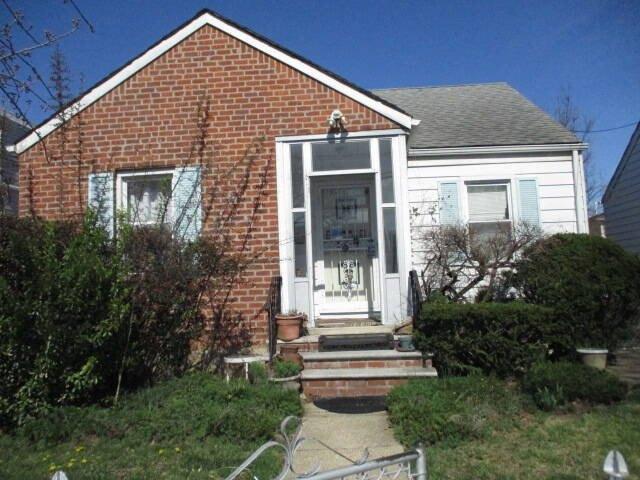 House for sale in Queens, Arverne