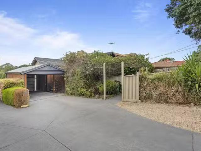 House for rent in Mont Albert North
