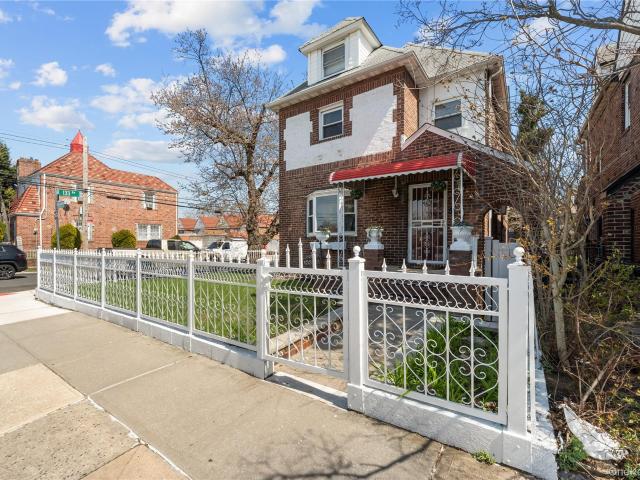 House for sale in Queens, Arverne