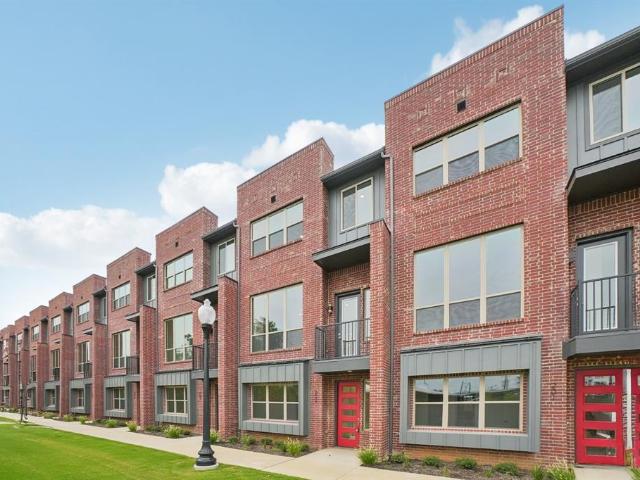 Townhouse for sale in Farmers Branch, Texas