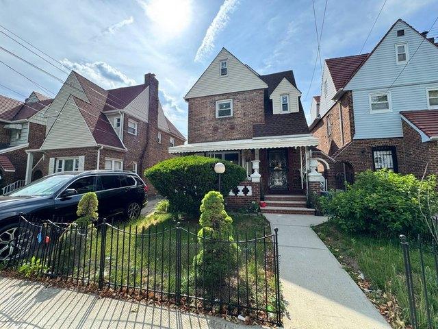 House for sale in Queens, Arverne