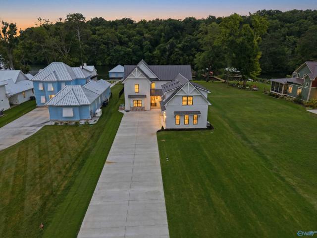 House for sale in Guntersville, Alabama