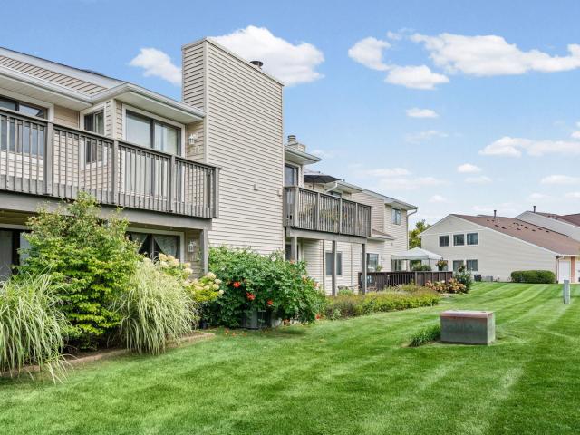 Condo for sale in Hidden Lake Village, Buffalo Grove