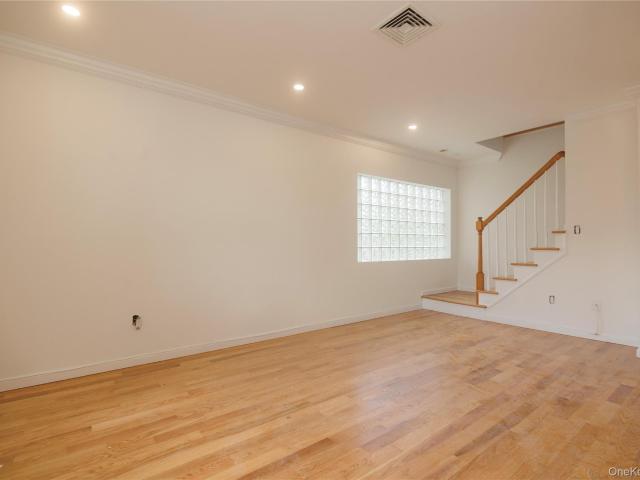 House for sale in The Bronx, Arverne