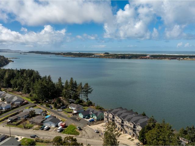 Townhouse for sale in Coos Bay