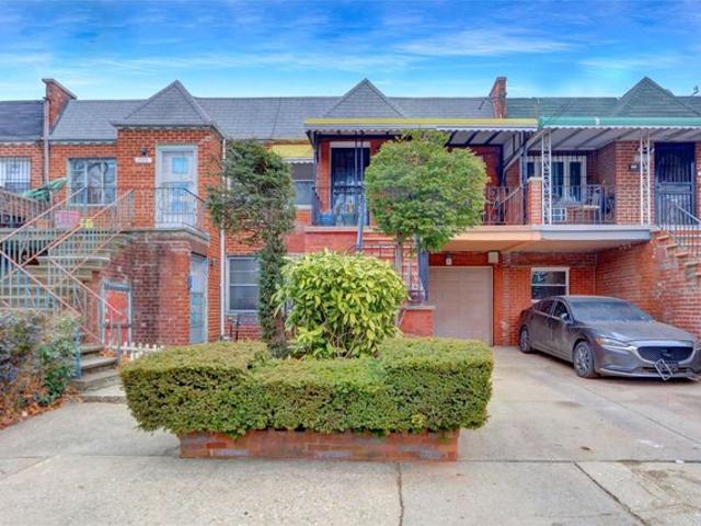Townhouse for sale in Arverne, New York