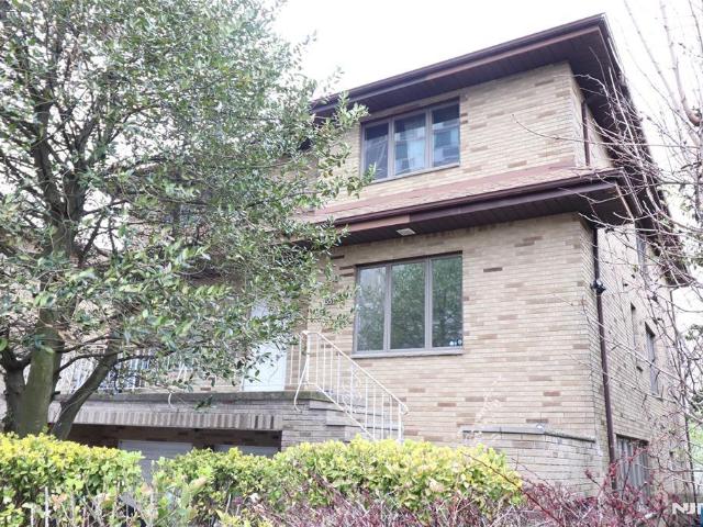 House for sale in Fort Lee, New Jersey
