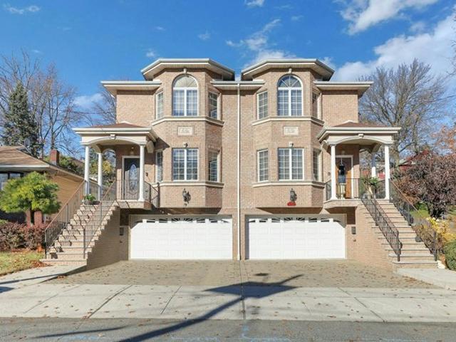 Townhouse for sale in Palisades Park, New Jersey