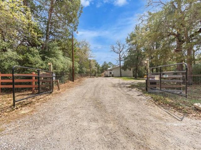 House for sale in Paige, Texas