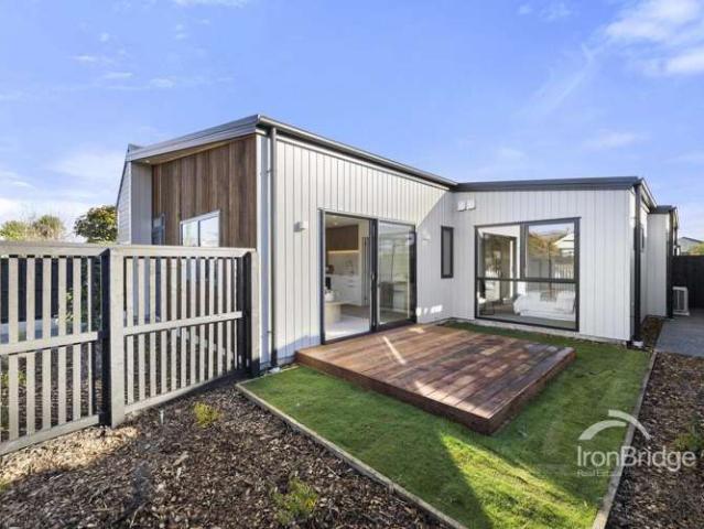Townhouse for sale in Chaslands, Canterbury