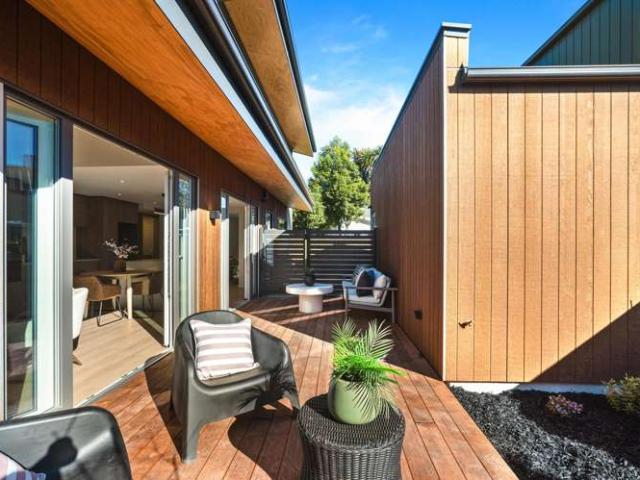Townhouse for sale in Chaslands, Canterbury