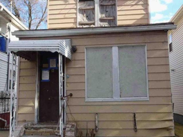 House for sale in Queens, Arverne