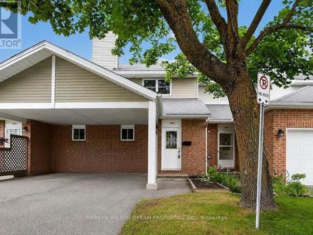 Townhouse for sale in Barrhaven West, Ottawa