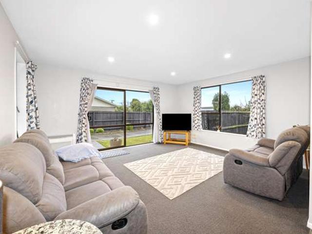 Townhouse for sale in Chaslands, Canterbury