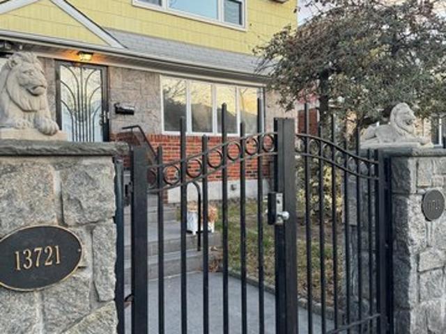 Townhouse for sale in Queens, Arverne