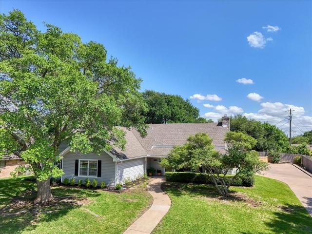 House for sale in Woodway