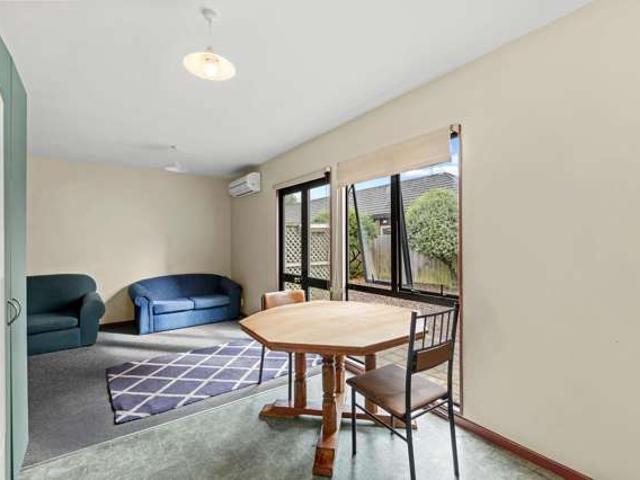 Townhouse for sale in Chaslands, Canterbury