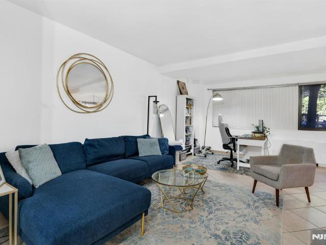 House for sale in Edgewater, New Jersey
