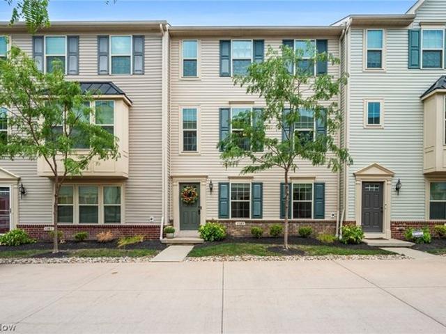 Townhouse for sale in Lakewood, Ohio