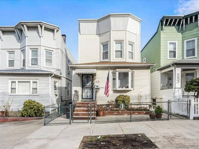 House for sale in Queens, Arverne