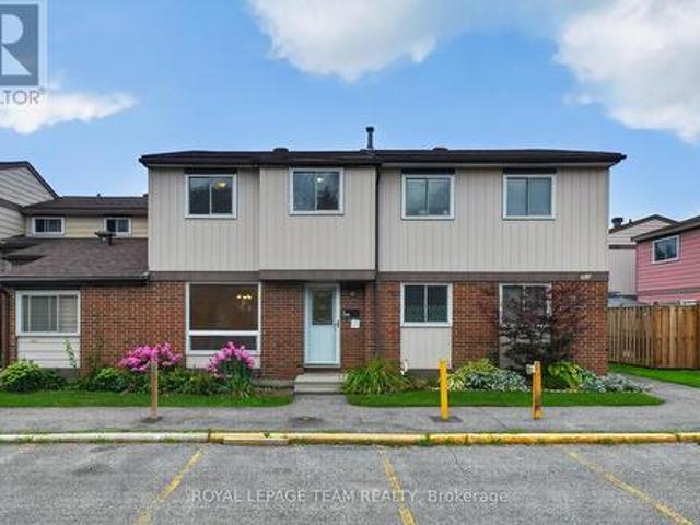 Townhouse for sale in Blackburn Hamlet, Ottawa