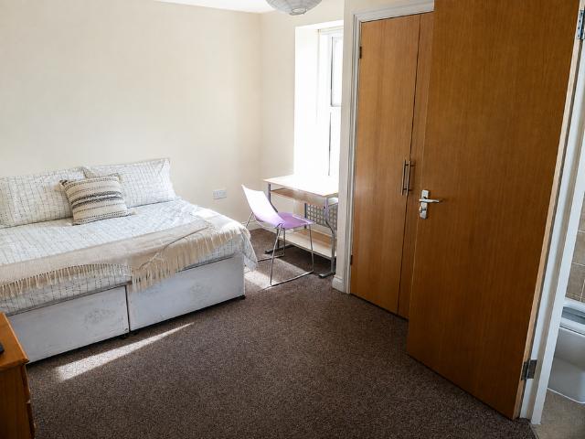 Room for rent in Lipson, Mount Wise