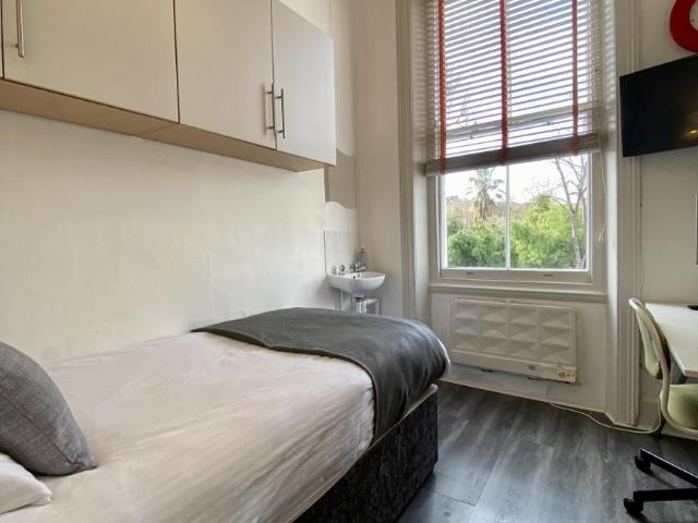 Room for rent in Earl's Court, Greater London