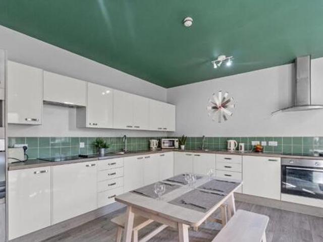 House for rent in Follaton, Strode
