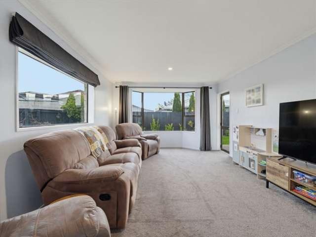 House for sale in Chaslands, Canterbury