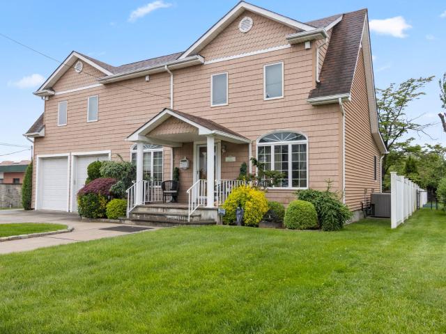 House for sale in Albertson