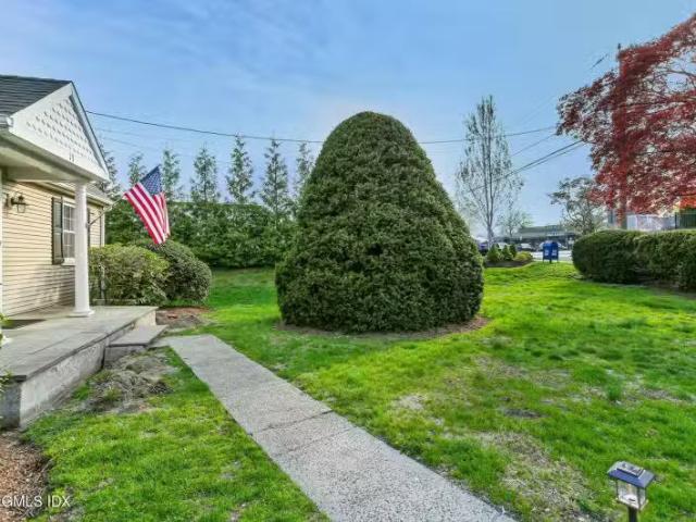 House for rent in Darien