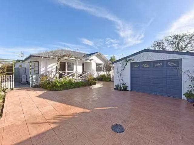 House for sale in Chaslands, Canterbury