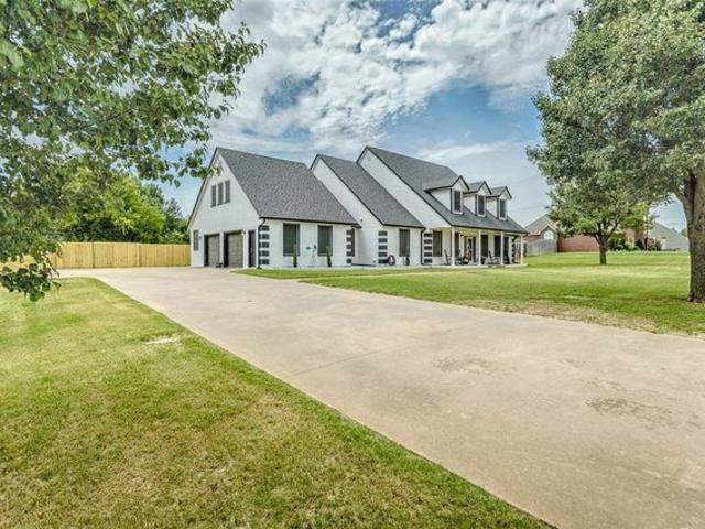 House for sale in Mustang, Canadian County