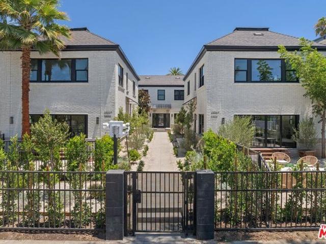 Townhouse for sale in Canoga Park, California