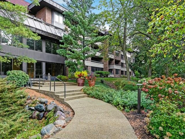 Condo for sale in Hinsdale, Illinois
