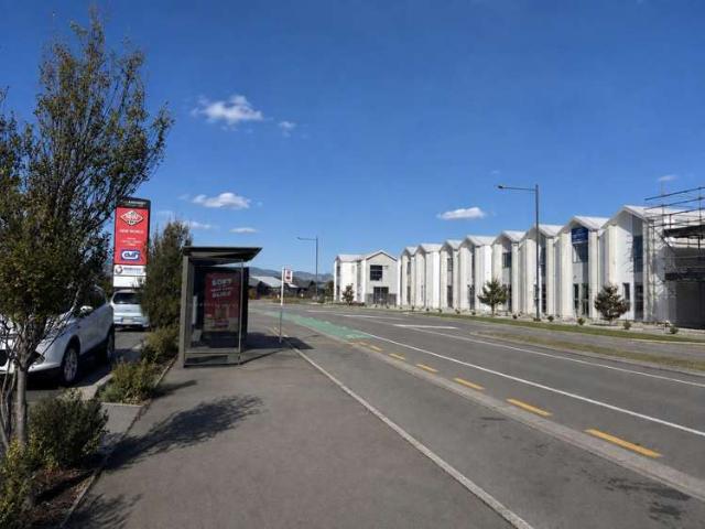 Townhouse for rent in Chaslands, Canterbury