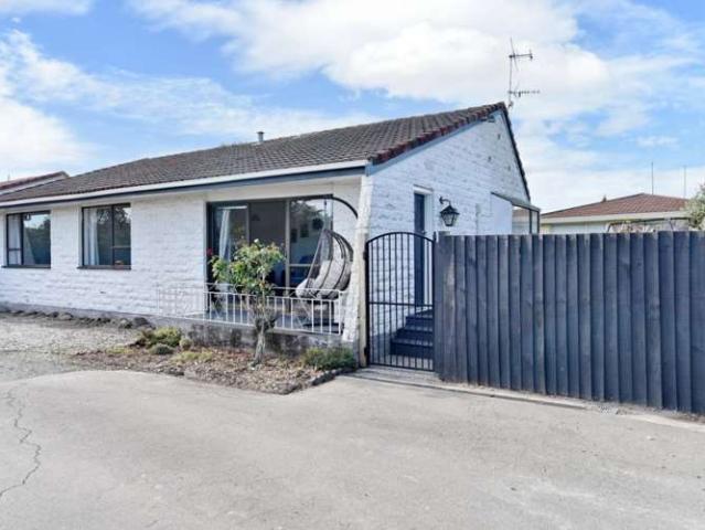 Property for sale in Chaslands, Canterbury
