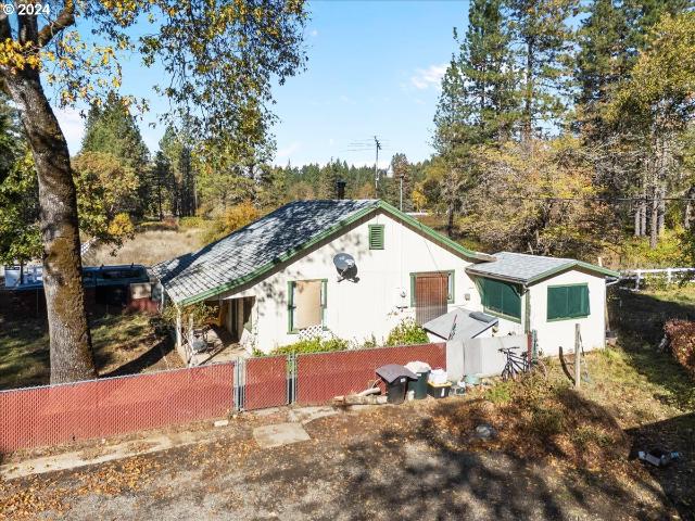 House for sale in Cave Junction