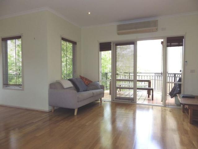 Townhouse for rent in Kensington, Melbourne