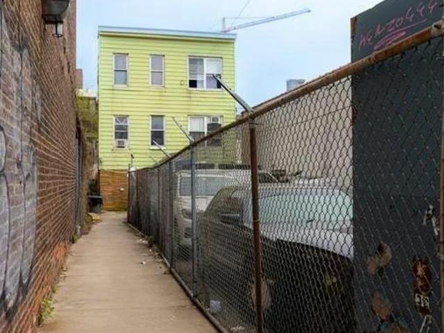 Townhouse for sale in Arverne, New York