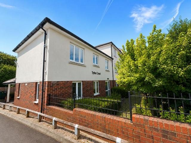 Apartment for rent in Collier Row, Greater London