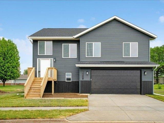 House for sale in Muscatine, Muscatine County