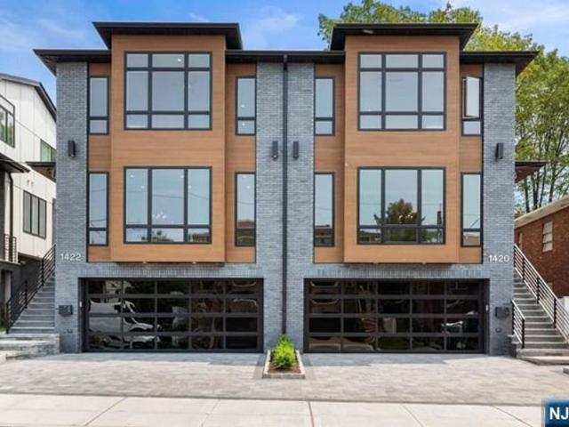 Townhouse for sale in Fort Lee